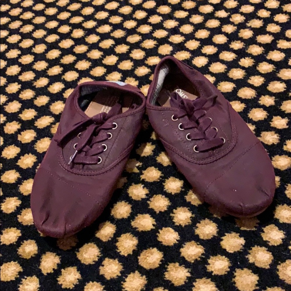 Burgundy TOMS lace up Cordones
